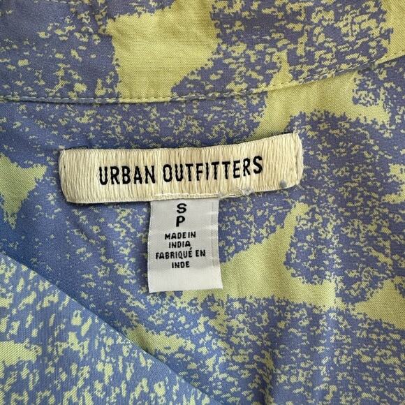 URBAN OUTFITTERS UO JAMIE RAYON SHORT SLEEVE CROPPED BUTTON DOWN SMALL - Picture 8 of 9